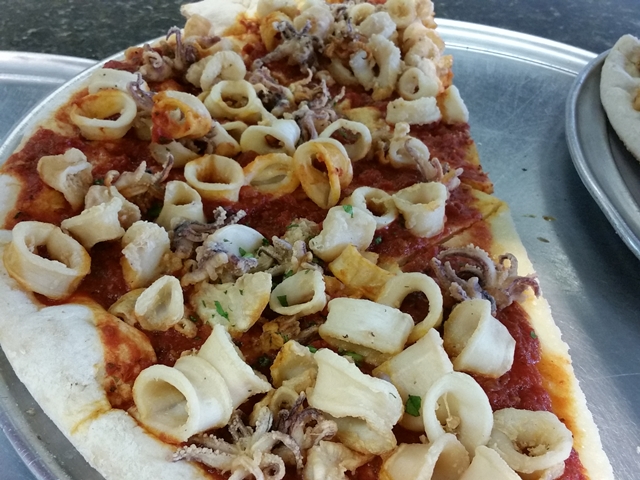 Calamari pizza